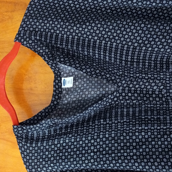 Old Navy Black & White Flower Print V-Neck With Pleated Chest, Ho-Lo Hem - Picture 2 of 10